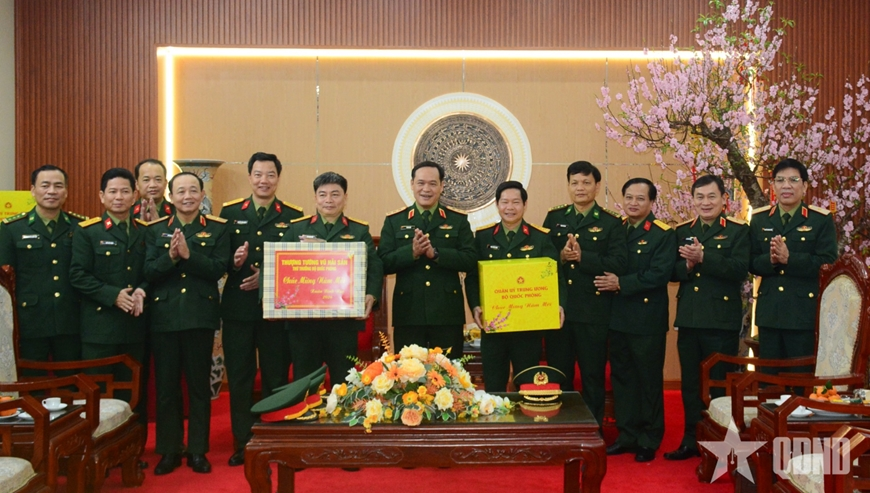 Defense leader pays New Year visit to Ninh Binh Provincial Military Command